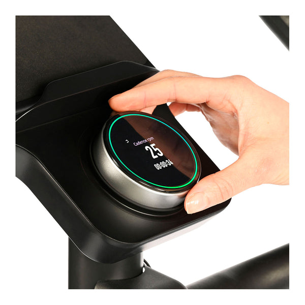 Display, das eine 25 anzeigt mit Händen, die das Rädchen verstellen vor weißem Hintergrund.