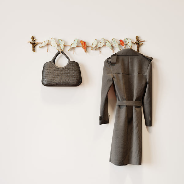 Wandgarderobe Bird Party mit einer Tasche und einer Jacke daran hängend