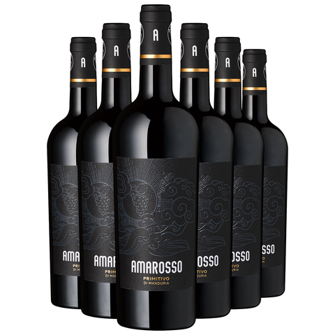 Sechs Flaschen Primitivo di Manduria „Amarosso“ mit schwarzen Etiketten, hochwertiger Wein aus Apulien, in zwei Reihen angeordnet.