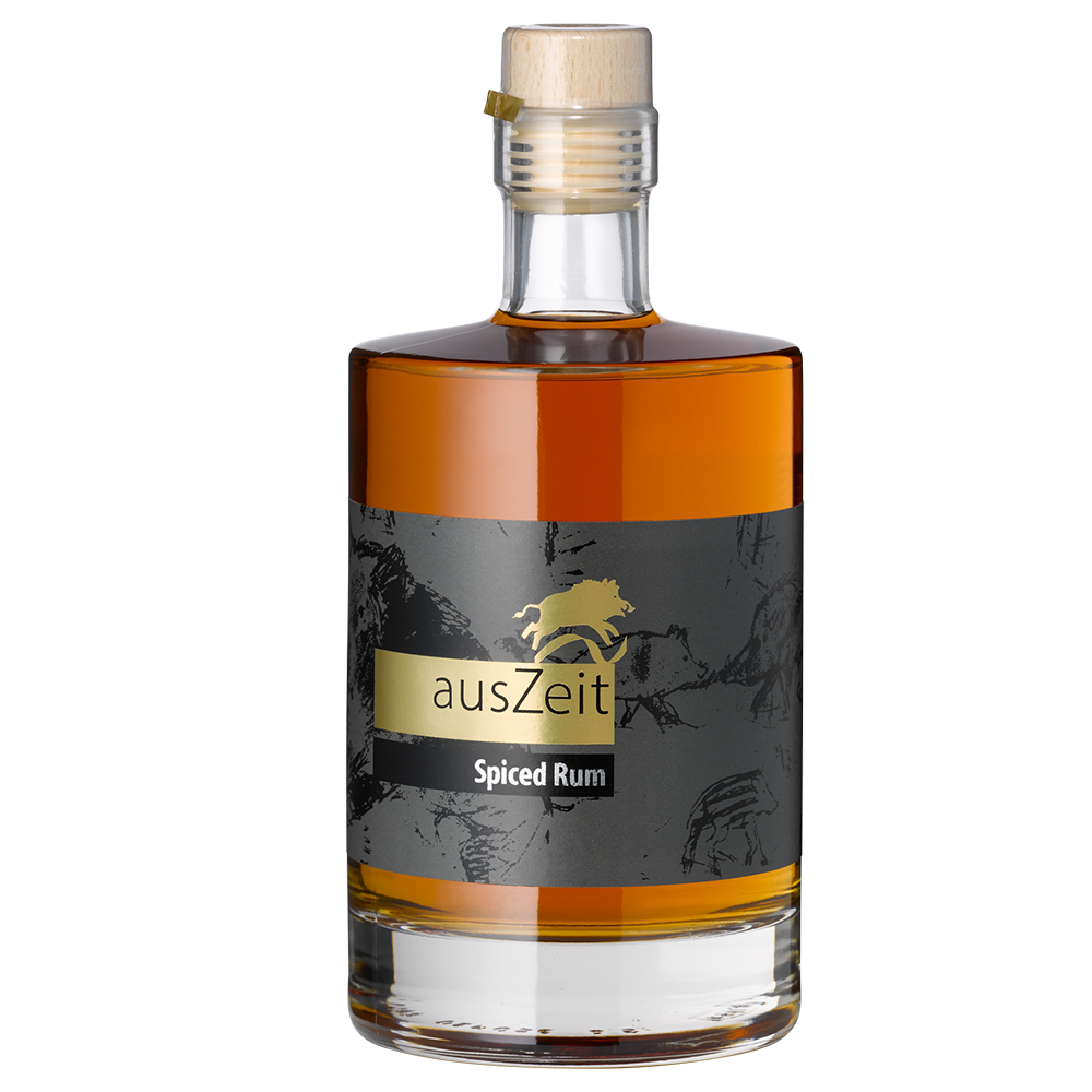 Eine Flasche Auszeit, ein Gewürzrum aus Württemberg mit schwarz-goldenem Etikett und Holzkorken, perfekt, um mit jedem Schluck Meditations-Qualitäten zu genießen.