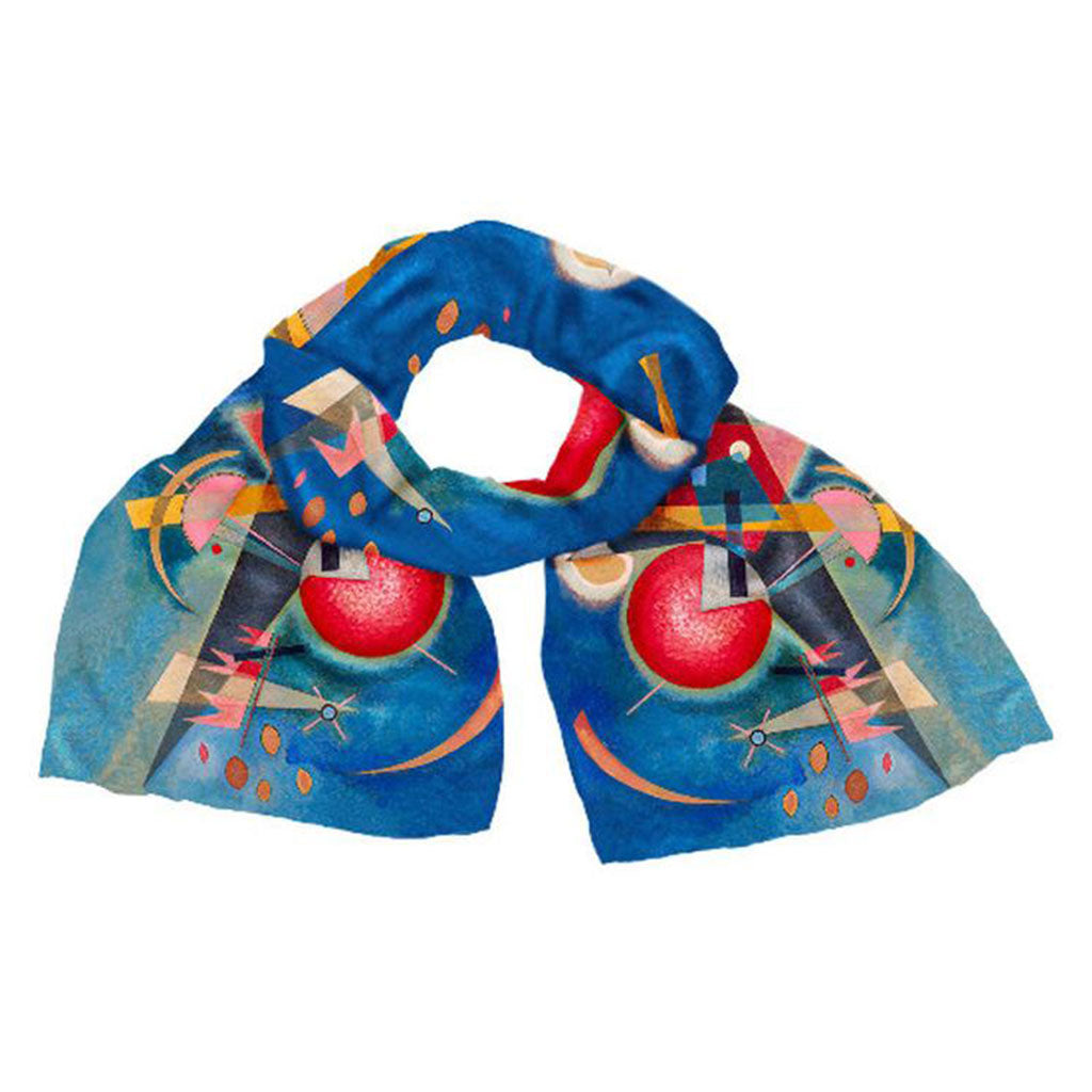 Der Seidenschal „Im Blau“ zeigt einen leuchtend blauen Hintergrund mit von Wassily Kandinsky inspirierten geometrischen abstrakten Designs mit leuchtend roten Kreisen, schwarzen Linien und verschiedenen orangefarbenen und blauen Formen, die ein künstlerisches Meisterwerk schaffen.