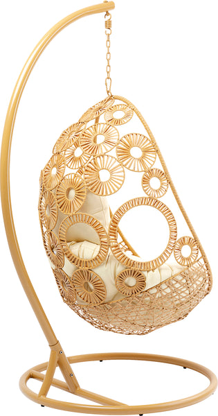 Hängender Hängesessel aus Poly-Rattan im Boho-Stil in Hellbraun mit kreisförmigen Mustern und beigen Kissen auf einem stabilen Metallständer.