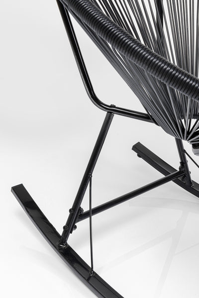 Nahaufnahme eines modernen schwarzen Schaukelstuhls mit einem Drahtgestell im Acapulco-Design, perfekt als Outdoor-Stuhl, vor einem weißen Hintergrund.