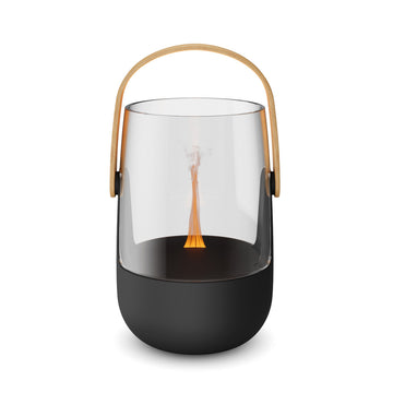 Eine moderne Tischlaterne mit Glasabdeckung, Holzgriff und einem kleinen Flammen-Effekt im Inneren – perfekt, um eine stimmungsvolle Atmosphäre zu schaffen oder in Kombination mit ätherischen Ölen als eleganter Aromadiffusor.