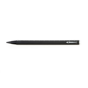 Ein schwarzer Multitasking-Bleistift-Druckbleistift mit einem Linealdesign an der Seite und einer nachhaltigen Mine, die horizontal auf einem weißen Hintergrund liegt.