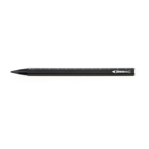 Ein schwarzer Multitasking-Bleistift-Druckbleistift mit einem Linealdesign an der Seite und einer nachhaltigen Mine, die horizontal auf einem weißen Hintergrund liegt.