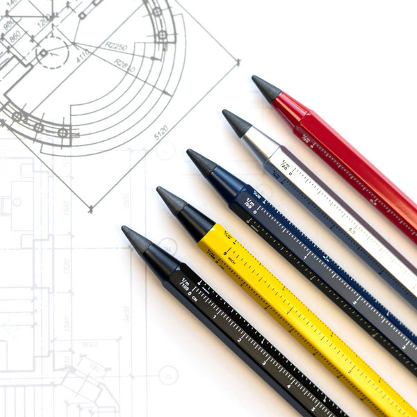 Fünf technische Stifte im CONSTRUCTION-Look und nachhaltiger Endlosschreibspitze ruhen auf einer architektonischen Grundrisszeichnung, bereit für jedes Detail.