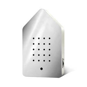 Die Birdybox ist ein kleines, hausförmiges silbernes Gerät mit runden Löchern auf der Vorderseite und einem Katzensymbol an der Seite. Sie erfüllt Ihren Raum mit einem entspannenden Vogelkonzert für pure Entspannung.