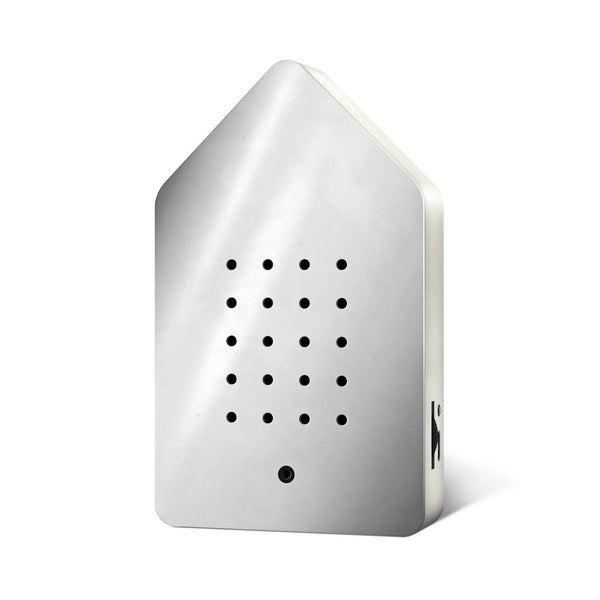 Die Birdybox ist ein kleines, hausförmiges silbernes Gerät mit runden Löchern auf der Vorderseite und einem Katzensymbol an der Seite. Sie erfüllt Ihren Raum mit einem entspannenden Vogelkonzert für pure Entspannung.