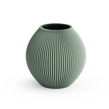 Runde, gerippte Poke Vase in Salbeigrün mit breiter Öffnung und vertikalen Rillen. Hergestellt mit nachhaltiger Herstellung und innovativem 3D-Druck auf weißem Hintergrund.