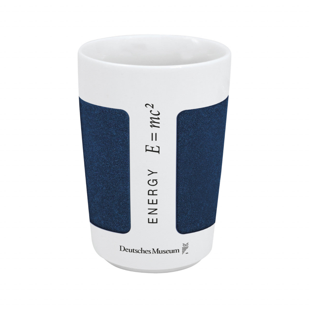 Weißer Porzellanbecher mit dunkelblauen Griffflächen, unten beschriftet mit ENERGY E=mc² und Deutsches Museum. Wärmeisolierend und mikrowellenfest – ideal für Ihre täglichen Heißgetränke.