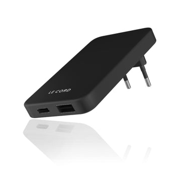 Elegantes schwarzes Wandladegerät mit zwei USB-Anschlüssen, darunter USB-C, und einem faltbaren Stecker. Mit dem Label LE CORD versehen und teilweise aus recycelten Kunststoffabfällen gefertigt.