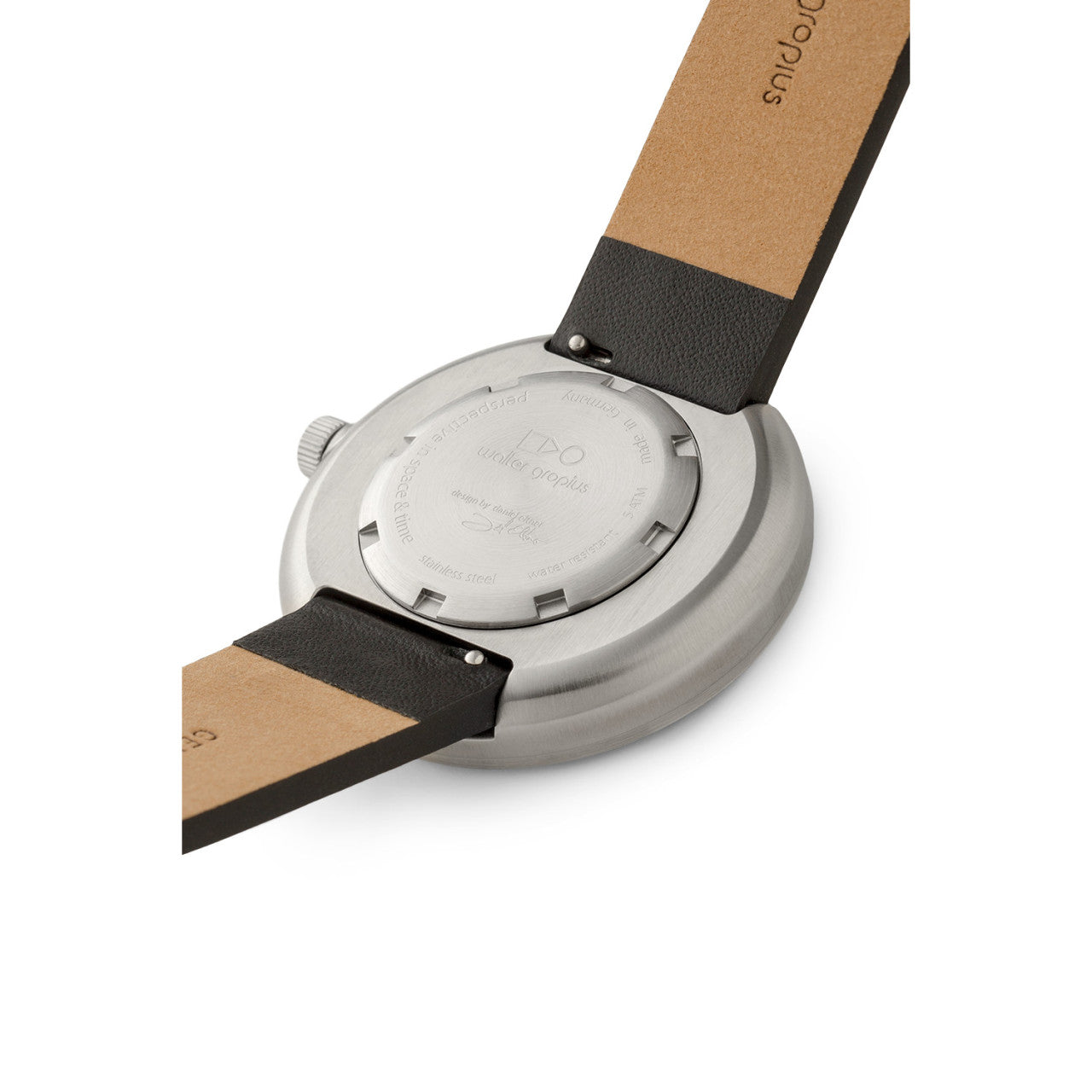 Nahaufnahme der Rückseite einer vom Bauhaus inspirierten Armbanduhr mit Lederarmband und eingravierten Details auf dem Edelstahlgehäuse, stolz mit der Aufschrift „Made in Germany“ versehen.
