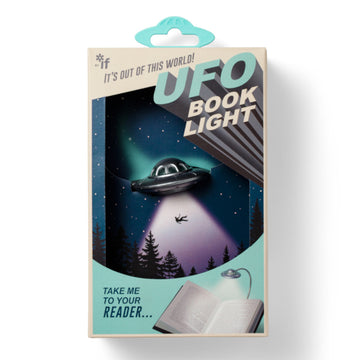 Verpackung für ein außerirdisches Leselicht mit einem UFO, das eine Person in einer nächtlichen Waldszene nach oben beamt und so ein skurriles Buchbeleuchtungserlebnis schafft.