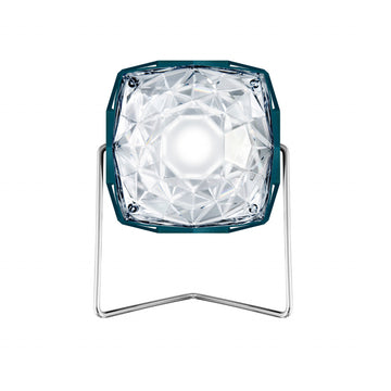 Eine geometrische Solarlampe aus Glas mit Rautenmuster auf einem Metallständer, von oben vor einem weißen Hintergrund betrachtet, bietet stilvolle und tragbare Beleuchtung für jeden Raum.
