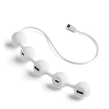Weißer Multi-Port-Hub USB-C mit vier runden Anschlüssen und einem kurzen Anschlusskabel, gefertigt aus Silikongummi, abgebildet auf weißem Hintergrund.