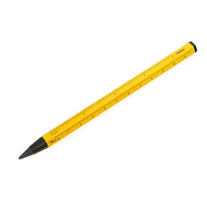 Gelber Multitasking-Bleistift in Linealform mit schwarzen Markierungen im CONSTRUCTION-Look, diagonal auf weißem Untergrund platziert.