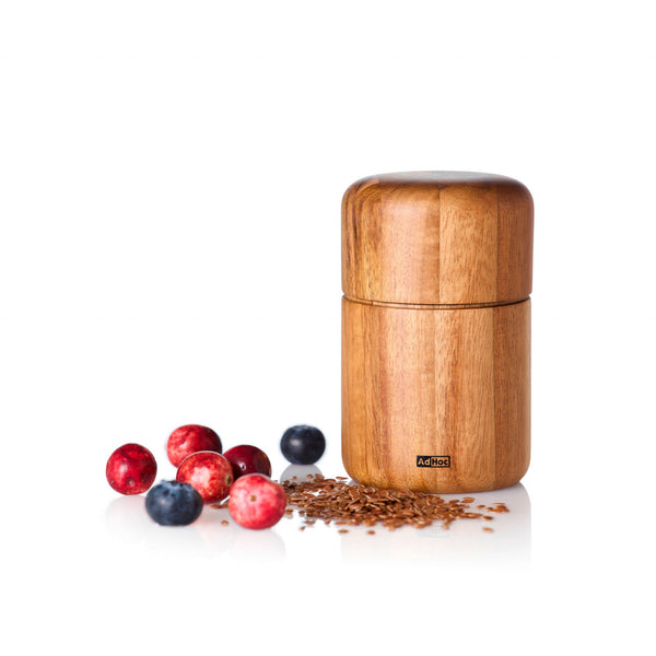 Ein Holzbehälter mit ölhaltigen Saaten wie Leinsamen, Cranberries und Heidelbeeren auf weißem Hintergrund – perfekte Zutaten für Ihre Seedo Gewürzmühle mit PolyCut-Mahlwerk.