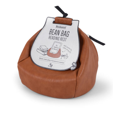 Brauner Lesesack als Sitzsack-Lesestütze mit Etikett, aus veganem Leder gefertigt, zum aufrechten Halten von Büchern, Tablets oder E-Readern konzipiert.