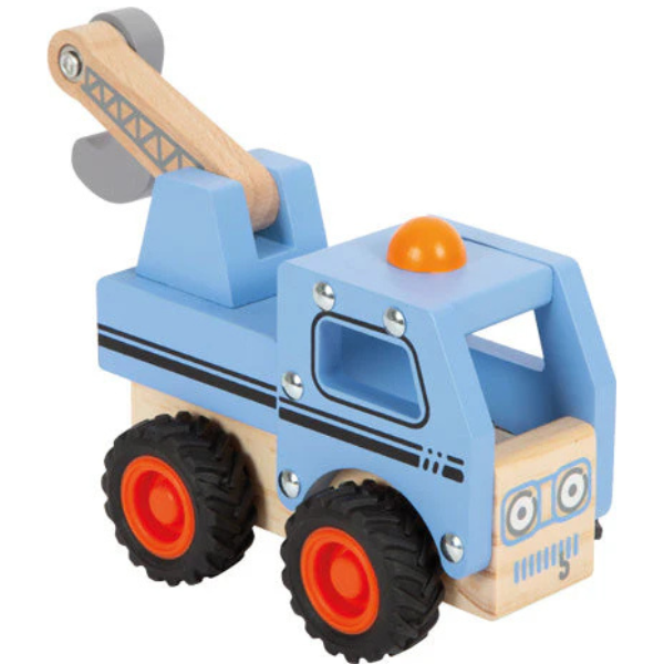 Blauer Spielzeug-Abschleppwagen aus Holz (Holzfahrzeug) mit schwarzen Rädern, orangefarbenen Radkappen und einem beweglichen Kranarm für echten Kranfahrzeug-Rollenspielspaß.