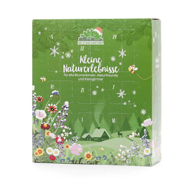 Abgebildet ist der grüne Adventskalender mit der Aufschrift "Kleine Naturerlebnisse" vor weißem Hintergrund. Der Kalender ist mit Blumen und Hütten im Schnee verziert. Außerdem sind 24 Fächer abgebildet. 
