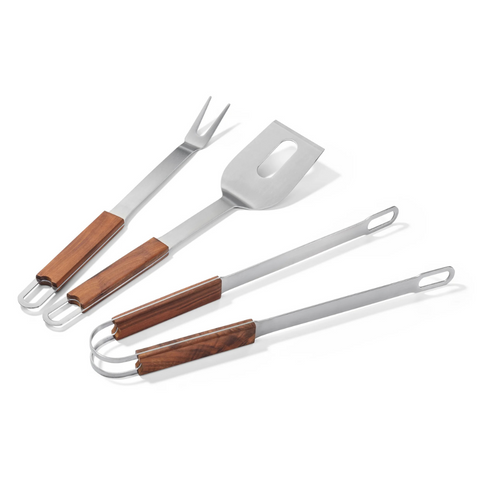Dieses Grillbesteck-Set umfasst drei Edelstahlwerkzeuge mit eleganten Griffen aus Walnussholz – eine Gabel, einen Spatel und eine Zange – perfekt zum Grillen bei jeder Gelegenheit.
