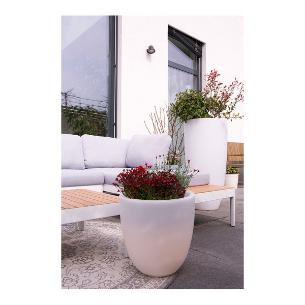 Beleuchteter Blumentopf S vor Gartentisch