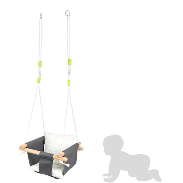 Grau-weiße Stoff-Babyschaukel mit längenverstellbarer Seile hängt neben einer Messlatte und einer krabbelnden Babysilhouette.