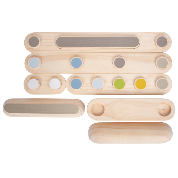 Hölzerne Sinnes-Klangbausteine mit farbigen Kreisen und strukturierten Oberflächen, ideal zum Bauen von Balancierpfaden zur Förderung des Gleichgewichtssinns und Stärkung des Gleichgewichtssinns, angeordnet auf weißem Untergrund.