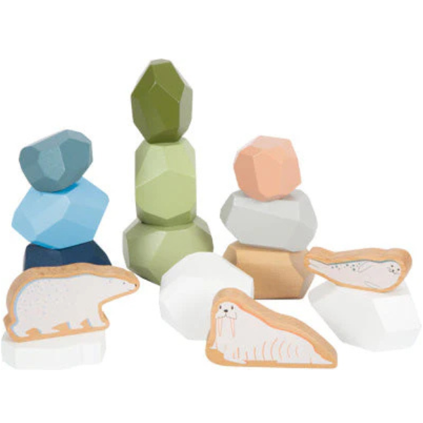 Holztierfiguren – ein Eisbär, ein Walross und eine Robbe – stehen neben gestapelten Balancierbausteinen in einem bezaubernden arktischen Design, perfekt für Montessori-Pädagogik-Spielzimmer.