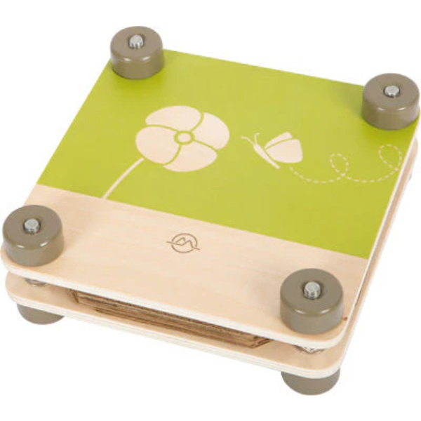 Quadratische, grün-beige Holzplattform mit Rädern aus FSC®-zertifiziertem Holz mit einem bezaubernden Blumen- und Schmetterlingsdesign auf der Oberseite.