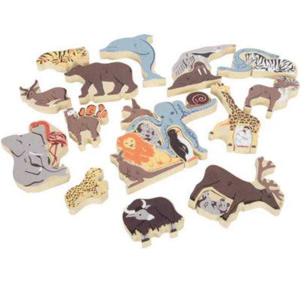 Tierfiguren aus Holz, darunter Löwe, Elefant, Giraffe, Delfin, Bär und andere, verstreut auf einer Fläche – perfekt als Tierpuzzle aus Holz zur Förderung der Feinmotorik von Kindern.