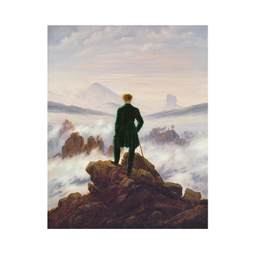Ein Mann steht auf einem Felsgipfel und überblickt eine neblige Berglandschaft unter einem bewölkten Himmel.