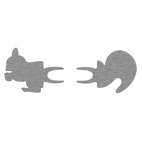 Zwei gebürstete Edelstahlformen, die stilisierten Tieren ähneln (Tierchen-Motiv), stehen sich auf weißem Hintergrund gegenüber.
