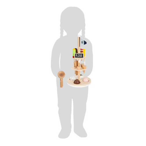 Silhouette eines Kindes, das ein hölzernes Eisspielzeugset mit einem Eiskugelportionierer hält.