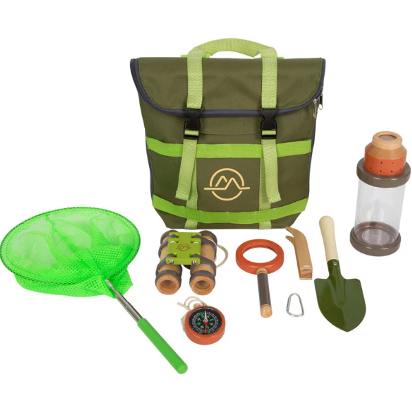 Entdeckerspielzeug für kleine Abenteurer: Grünes Adventure Kit mit Rucksack, Netz, Fernglas, Kompass, Schaufel, Wasserflasche und weiteren Tools – perfekt für spannende Abenteuertouren in der Natur.
