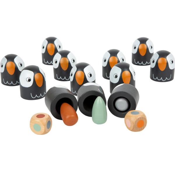 Zwölf schwarz-weiße Pinguin-Spielsteine mit orangefarbenem Schnabel, farbige Stifte und zwei Würfel machen dieses Gesellschaftsspiel zu einem lustigen Farben-Memo- und Gedächtnisspiel-Erlebnis für alle Altersgruppen.