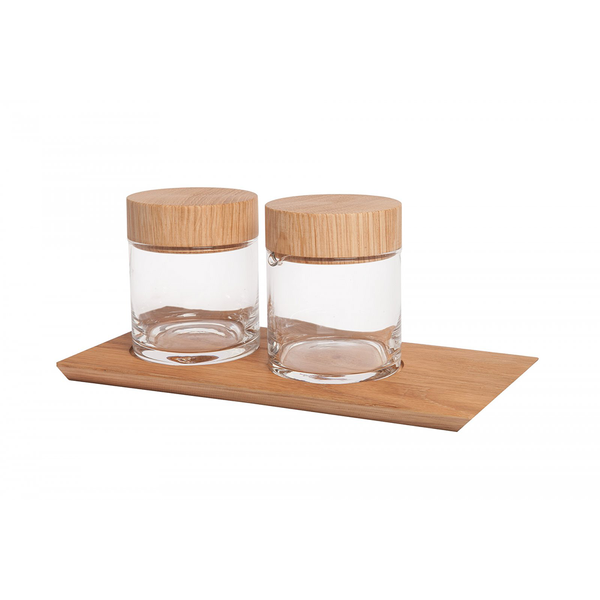 Zwei Glasgefäße mit Holzdeckel stehen auf einem passenden Tablett aus Eichenholz und eignen sich perfekt als stilvolles Milch- und Zucker-Set.