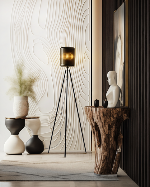 Modernes Interieur mit strukturierter ETTLIN LUX® Textilwand, Stativlampe, abstrakten Hockern, Holztisch, Ambiloom® Floor 250 und dekorativer Skulptur für stilvolle Ambiente-LED-Beleuchtung.