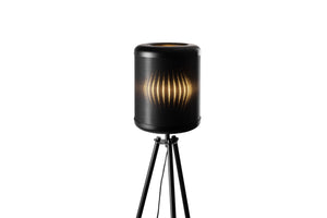 Schwarze zylindrische Lampe auf einem Stativständer mit ETTLIN LUX® Textil und ambiente LED-Beleuchtung, die in der Mitte ein markantes vertikales Lichtmuster erzeugt.