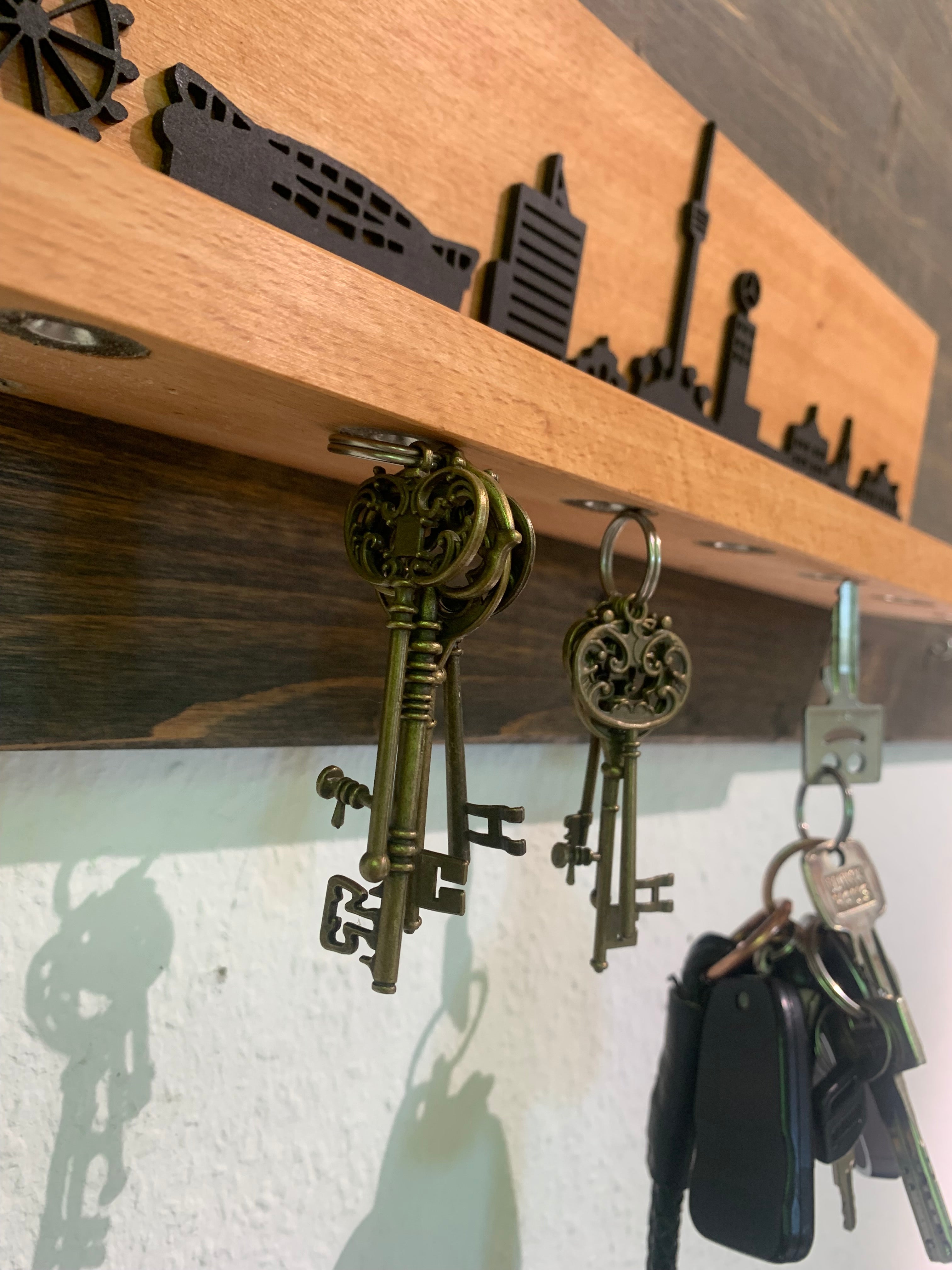 Nahaufnahme hängender Schlüssel an Brett
