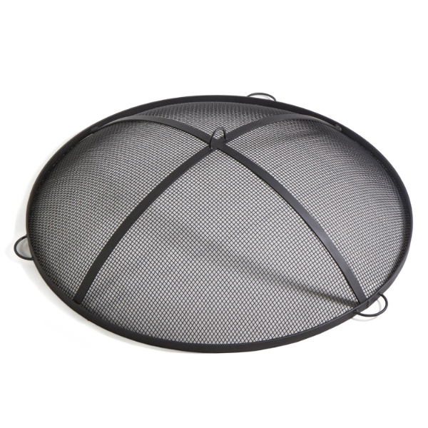 Ein runder  gewölbter Feuerschirm aus schwarzem Metallgitter mit vier kleinen Griffen am Rand.
