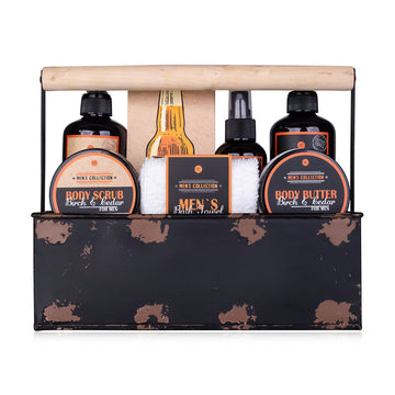 Herren-Bade-Geschenkset von Birke & Zeder im rustikalen Metallbehälter mit Körperpeeling, Körperbutter, Schwamm und weiteren Pflegeprodukten für ein luxuriöses Verwöhnerlebnis.