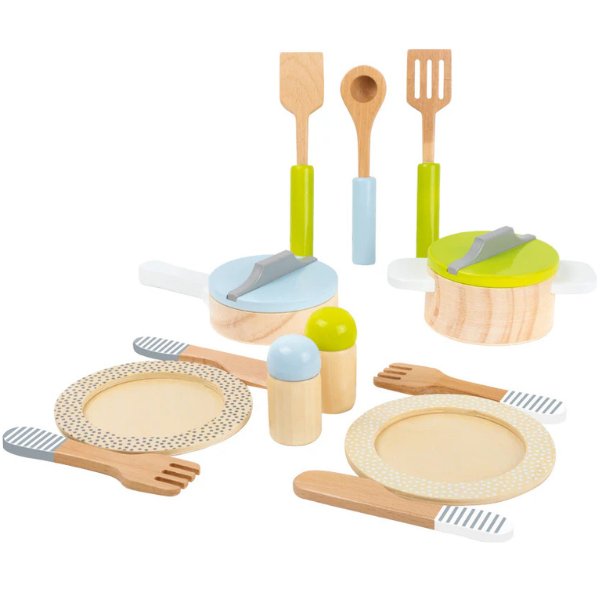 Robuste Holz Kinderküche mit Geschirr- und Topfset, inklusive Tellern, Besteck, Töpfen, Pfannen sowie Salz- und Pfefferstreuer.