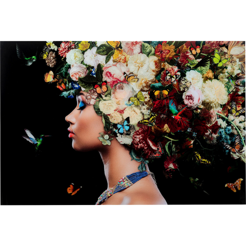 Eine Frau im Profil mit einem kunstvollen Blumen- und Schmetterlingskopfschmuck, einer Perlenkette und einem Kolibri in der Nähe – dieses Glasbild fängt lebendige Details auf robustem Sicherheitsglas ein und ist somit ein eindrucksvolles Wandbild für jeden Raum.