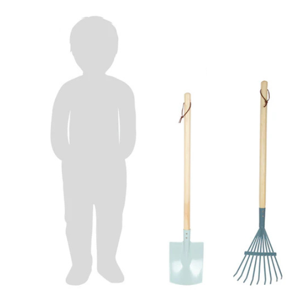 Silhouette eines Kindes mit Gartenwerkzeug für Kinder: Schaufel und Harke, Holzgriffe.