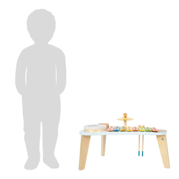 Kinder-Musiktisch (22 cm hoch) mit Xylophon, daneben platziert als Maßstab eine 95 cm große Kindersilhouette – perfekt für erste Klang-Erfahrungen.