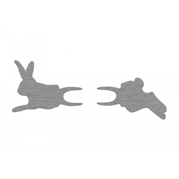Zwei Edelstahl-Maiskolbenhalter im Tier-Motiv, gestaltet als Silhouetten von Hase und Stier, stehen sich auf weißem Hintergrund gegenüber.