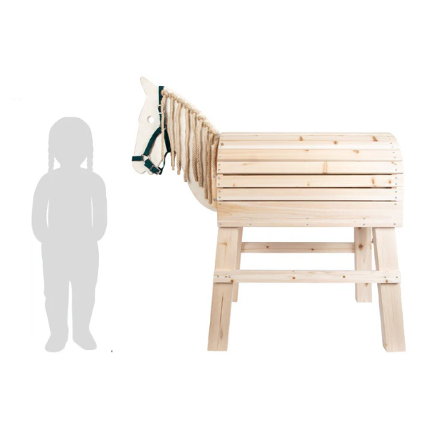 Holzpferd und  Kindersilhouette zum Größenvergleich.