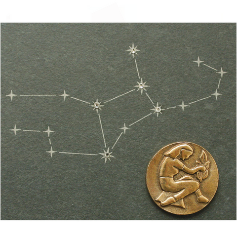 Zeichnung des Sternzeichens Jungfrau mit einer Goldmünze, die eine Frau darstellt, geschmückt mit funkelnden Swarovski-Elementen